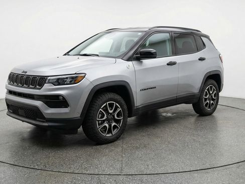 Used 2025 Jeep Compass Trailhawk AWD/4WD image 3