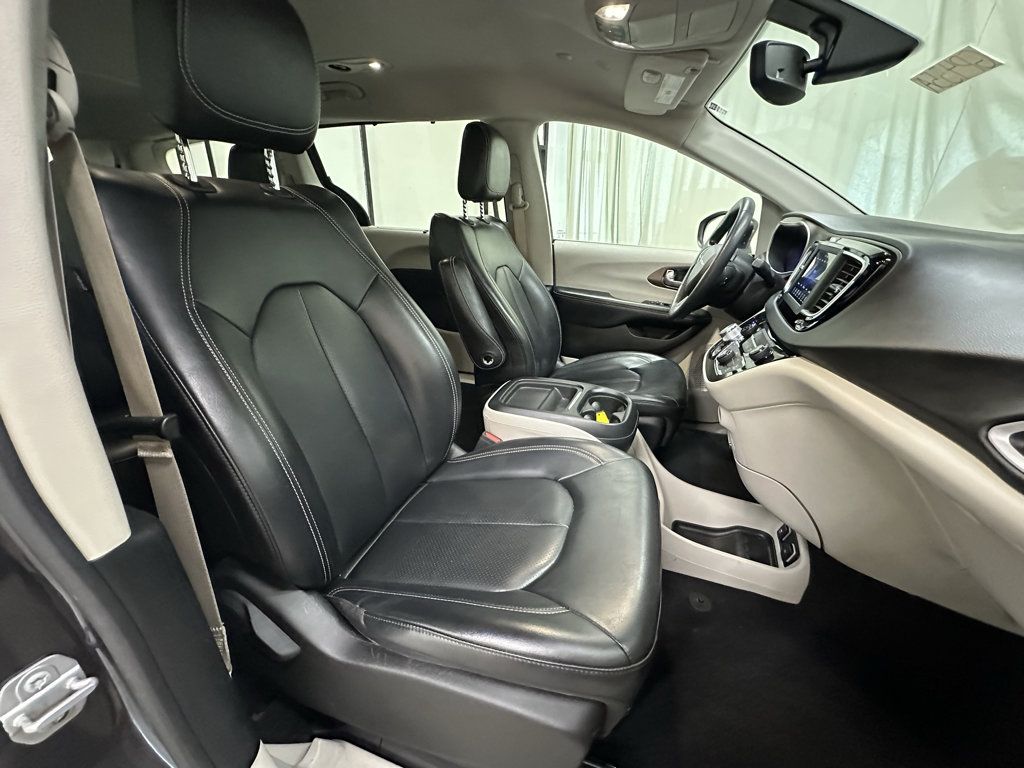 Used 2020 Chrysler Voyager Lxi FWD image 16