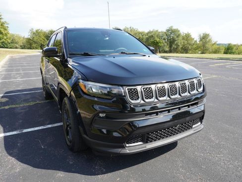 Used 2023 Jeep Compass Latitude w/ Convenience Group AWD/4WD image 4