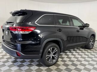 Used 2018 Toyota Highlander Plus FWD video 3