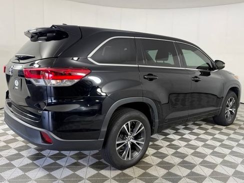 Used 2018 Toyota Highlander Plus FWD image 3