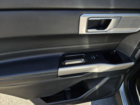 Used 2023 Ford Explorer Limited image 11