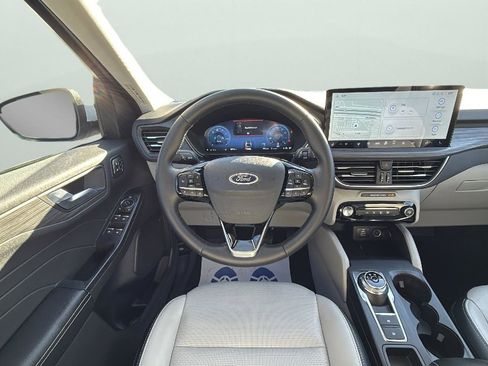 Certified 2025 Ford Escape Platinum w/ Class II Trailer Tow Package image 13