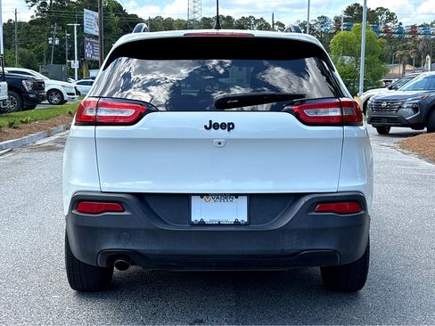 Used 2018 Jeep Cherokee Latitude w/ Altitude Package FWD image 14