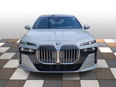 Used 2025 BMW 740i xDrive AWD/4WD image 2