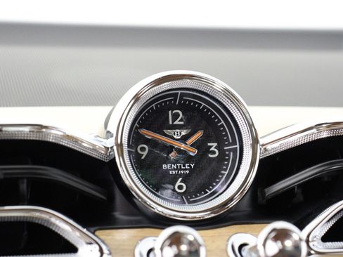 Used 2024 Bentley Bentayga image 16