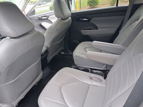 Used 2023 Toyota Highlander XLE FWD image 24