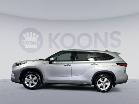 Used 2022 Toyota Highlander LE image 2