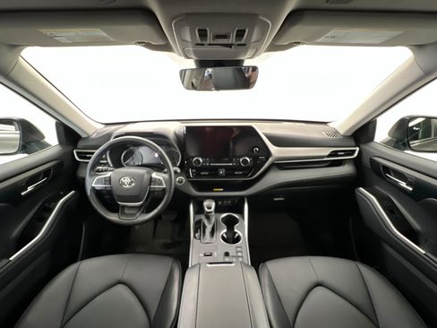 Used 2025 Toyota Highlander XLE image 9