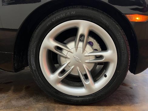 Used 2004 Chevrolet SSR w/ Preferred Equipment Group image 11