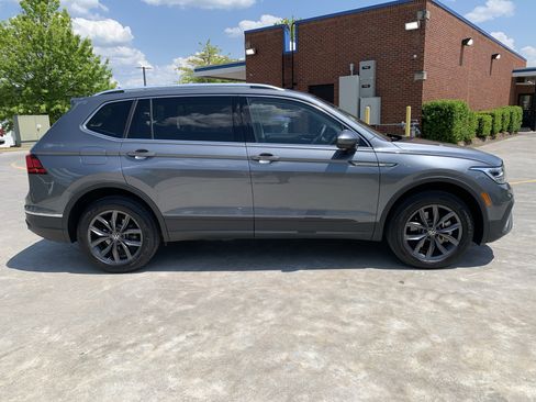 Used 2023 Volkswagen Tiguan SE FWD image 2