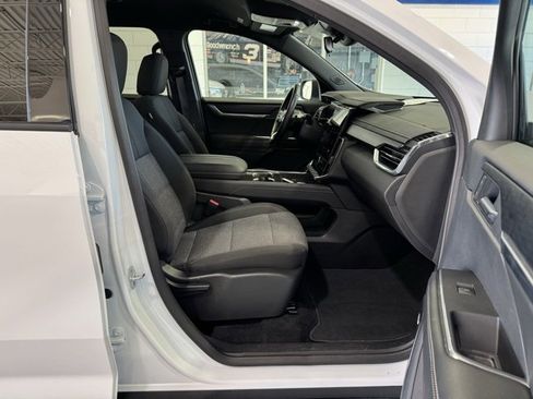 Used 2025 GMC Acadia Elevation image 16