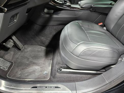 Used 2025 Land Rover Range Rover Sport SE image 11