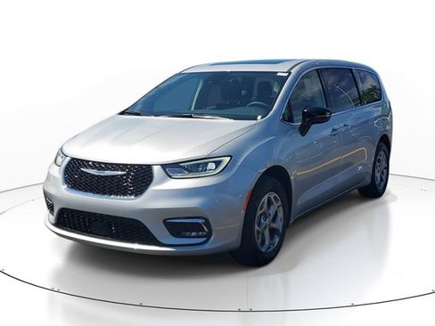 Used 2024 Chrysler Pacifica Limited AWD/4WD image 2