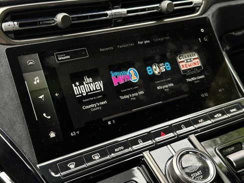 Used 2025 Aston Martin V8 Vantage Coupe image 20