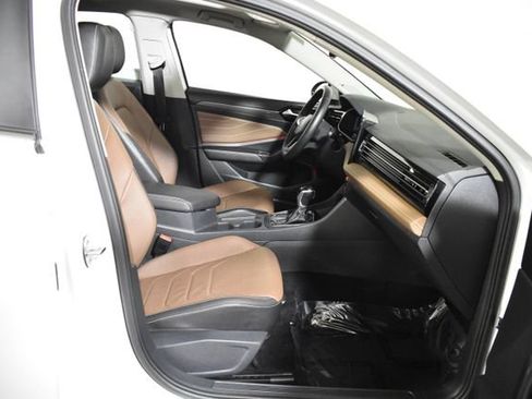 Used 2025 Volkswagen Jetta SEL FWD image 34