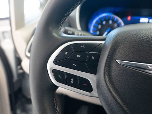 Used 2024 Chrysler Pacifica Touring-L FWD image 8