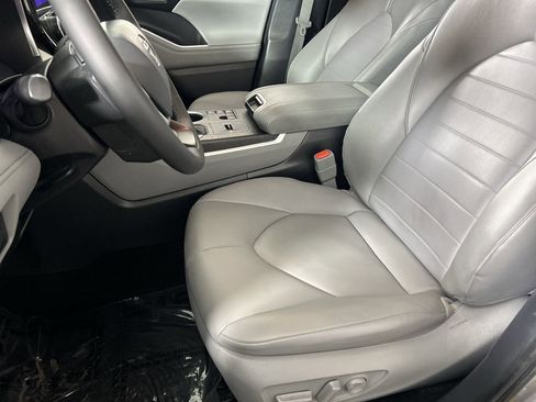 Used 2025 Toyota Highlander XLE FWD image 22