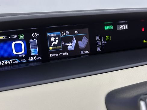 Used 2022 Toyota Prius LE image 16