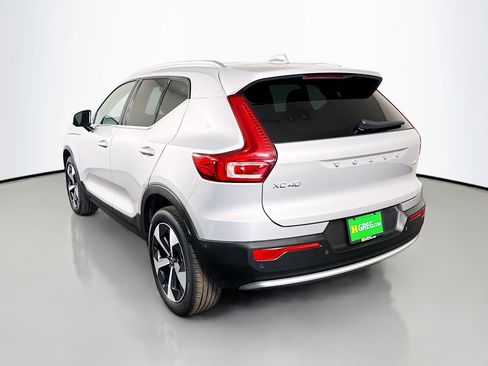 Used 2024 Volvo XC40 B5 Plus image 7