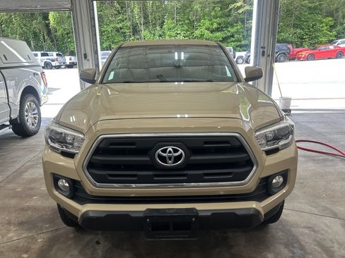 Used 2017 Toyota Tacoma SR5 w/ Tow Package RWD image 7