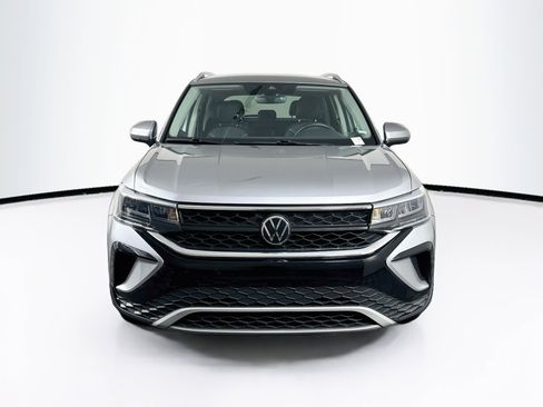 Used 2024 Volkswagen Taos SE FWD image 2