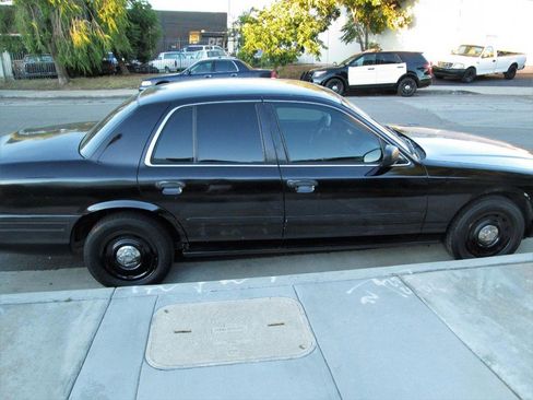 Used 2003 Ford Crown Victoria Police Interceptor image 5