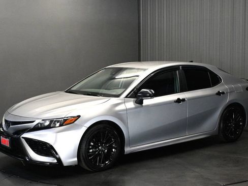Used 2022 Toyota Camry SE FWD image 1