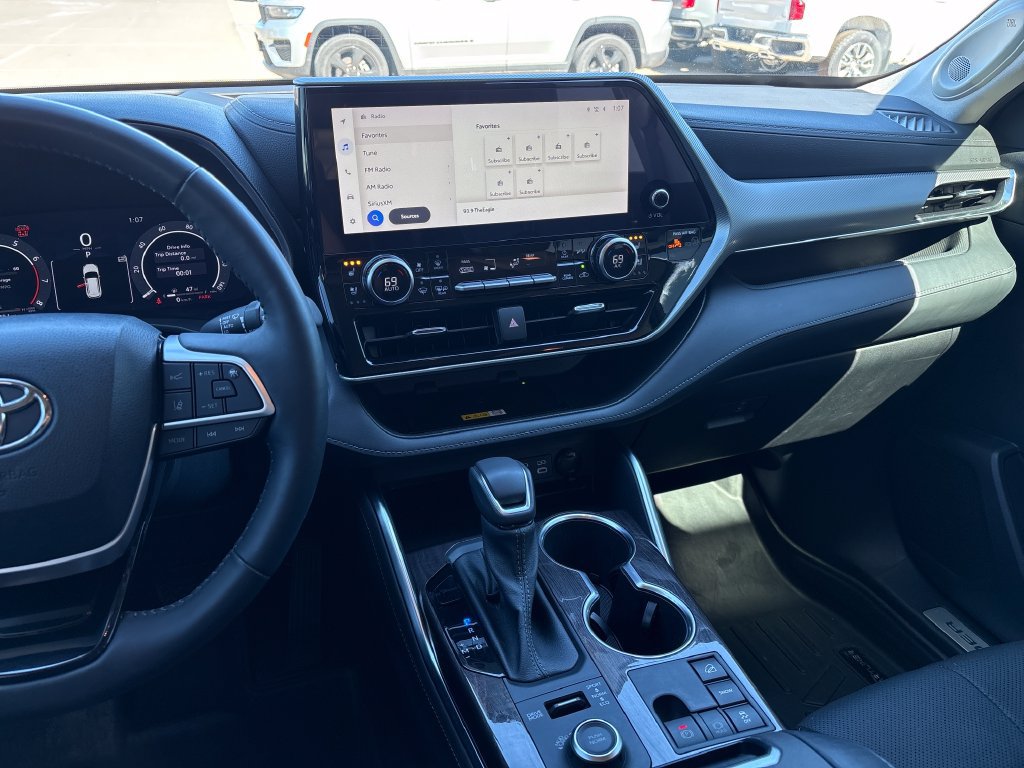 Used 2023 Toyota Highlander XLE AWD/4WD image 18