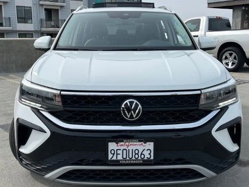 Used 2023 Volkswagen Taos SE w/ Panoramic Sunroof Package image 3