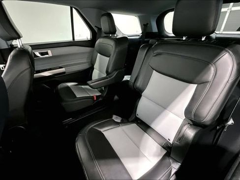 Used 2022 Ford Explorer XLT w/ XLT Sport Appearance Package AWD/4WD image 29