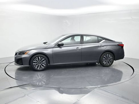 Used 2024 Nissan Altima 2.5 SV FWD image 3