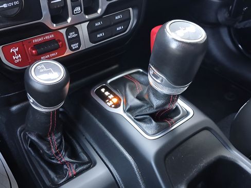 Used 2022 Jeep Wrangler Unlimited Rubicon w/ LED Lighting Group AWD/4WD image 12