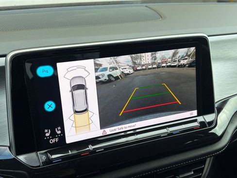 Used 2025 Volkswagen Atlas Cross Sport SE image 17