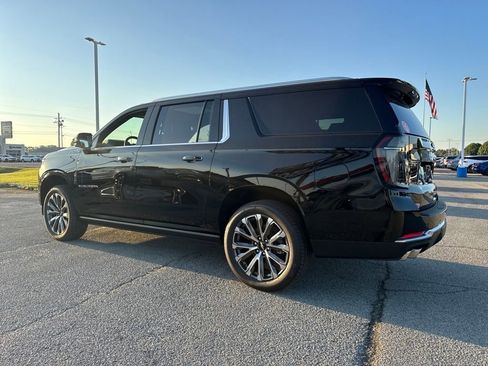 New 2026 Chevrolet Suburban High Country image 3