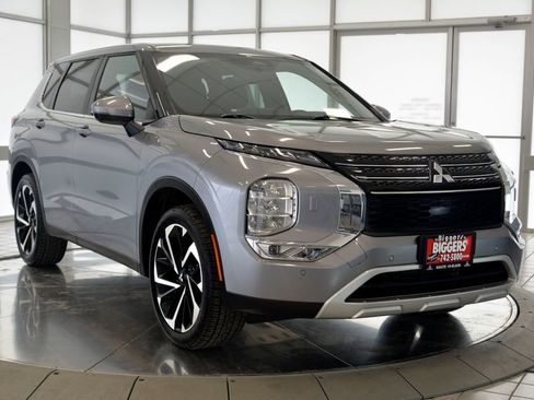 Used 2023 Mitsubishi Outlander SE image 2