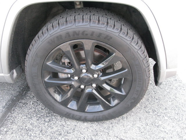 Used 2020 Jeep Grand Cherokee Altitude AWD/4WD image 11