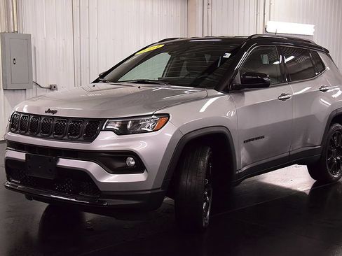 Used 2023 Jeep Compass Latitude w/ Convenience Group AWD/4WD image 3