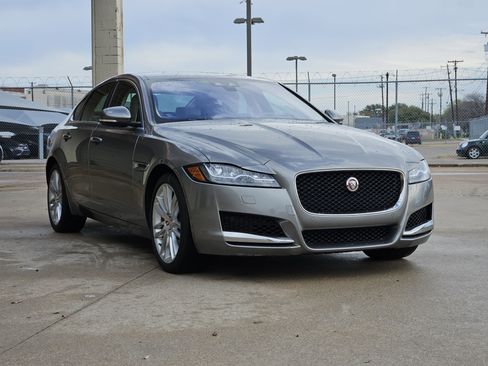 Used 2017 Jaguar XF Prestige image 2