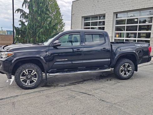 Used 2019 Toyota Tacoma TRD Sport AWD/4WD image 11
