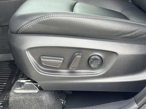 Used 2025 Toyota Corolla Cross XLE image 22