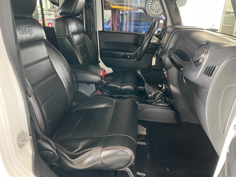 Used 2012 Jeep Wrangler Unlimited Sahara AWD/4WD image 15