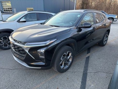 Used 2025 Chevrolet Trax LT image 2