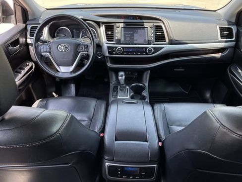 Used 2018 Toyota Highlander XLE FWD image 10