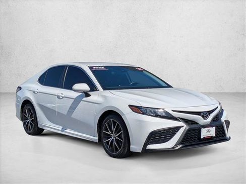 Used 2023 Toyota Camry SE FWD image 3