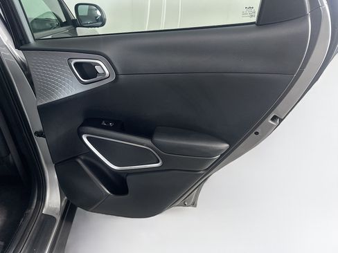 Used 2025 Kia Soul LX w/ LX Technology Package FWD image 30