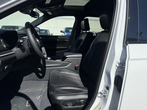 Used 2023 Jeep Grand Cherokee Altitude image 10