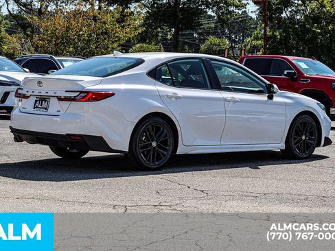 Used 2025 Toyota Camry SE image 5
