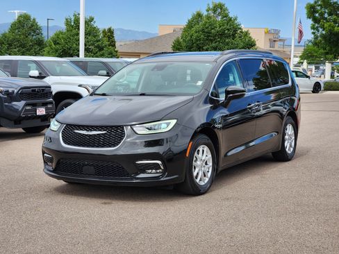 Used 2022 Chrysler Pacifica Touring-L FWD image 4