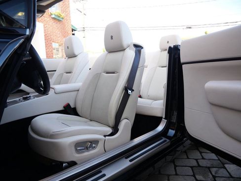 Used 2018 Rolls-Royce Dawn image 23